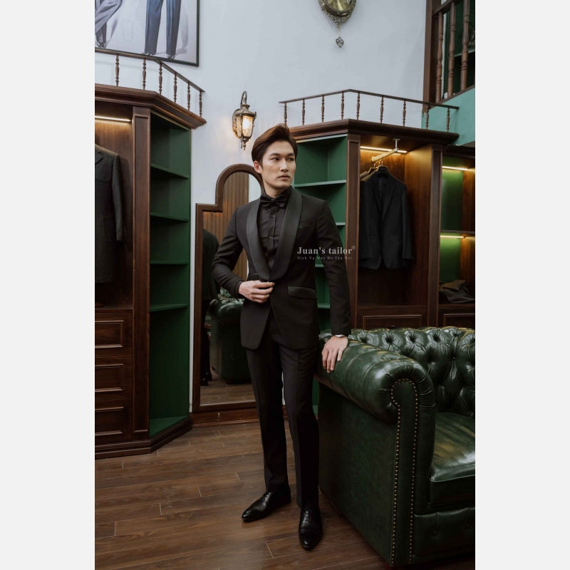 Diễn viên Đình Tú nổi bật trong bộ suit Tuxedo của Juanstailor 