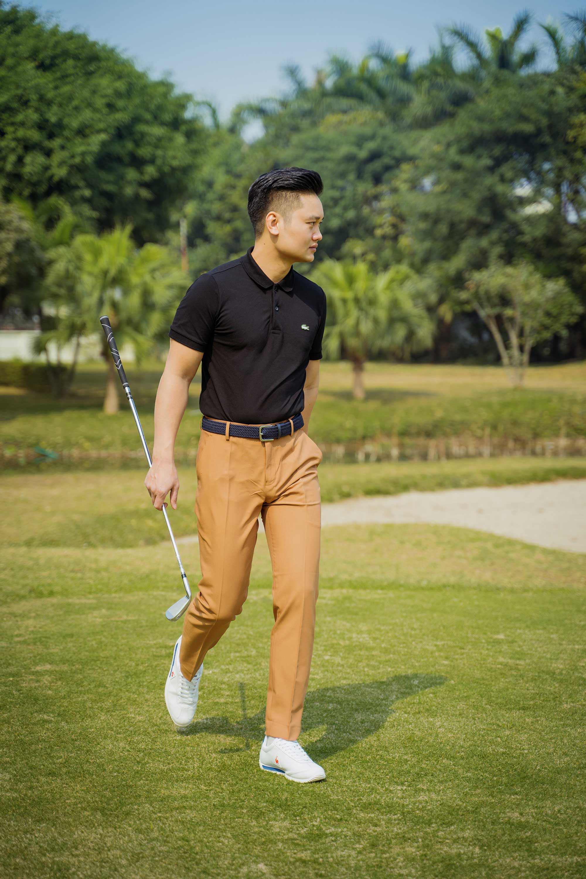 quần golf cam cháy với áo đen năng động