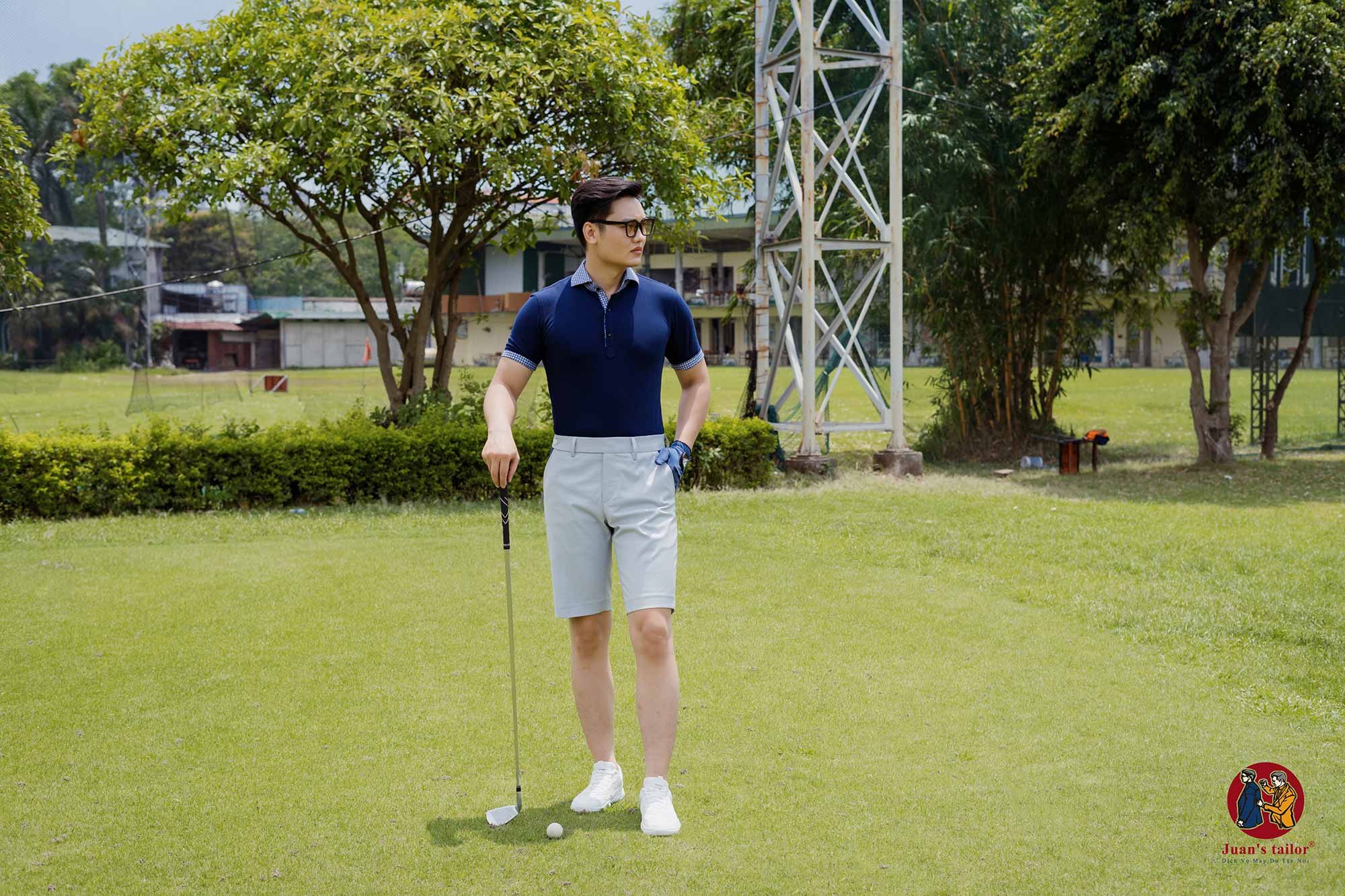 quần golf sooc kết hợp áo xanh