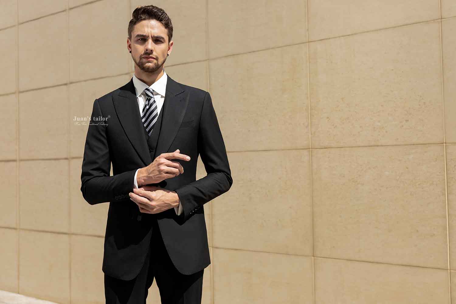 Bộ suit đen cao cấp với phong cách nam tính, mạnh mẽ