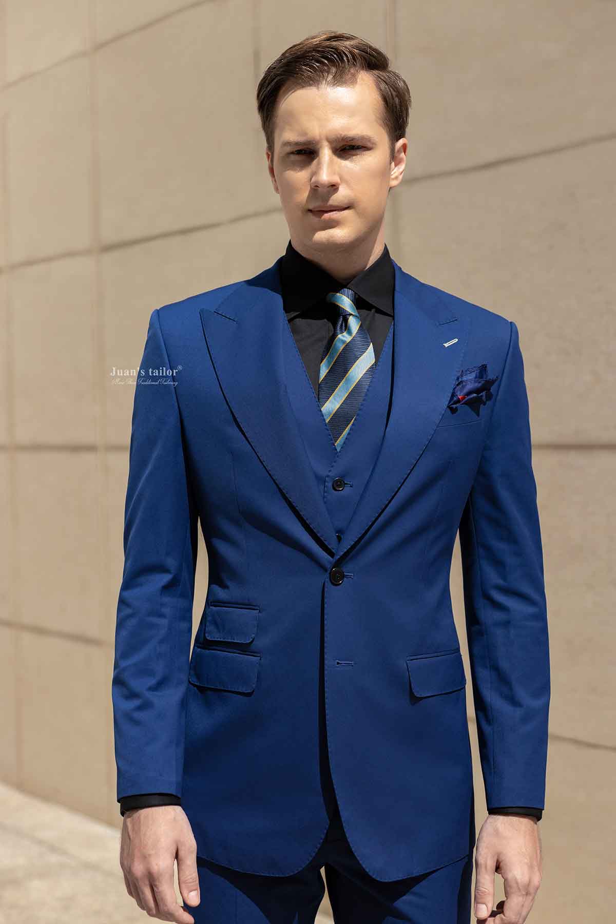 Sản phẩm suit nam xanh dương có thiết kế hiện đại, tôn dáng