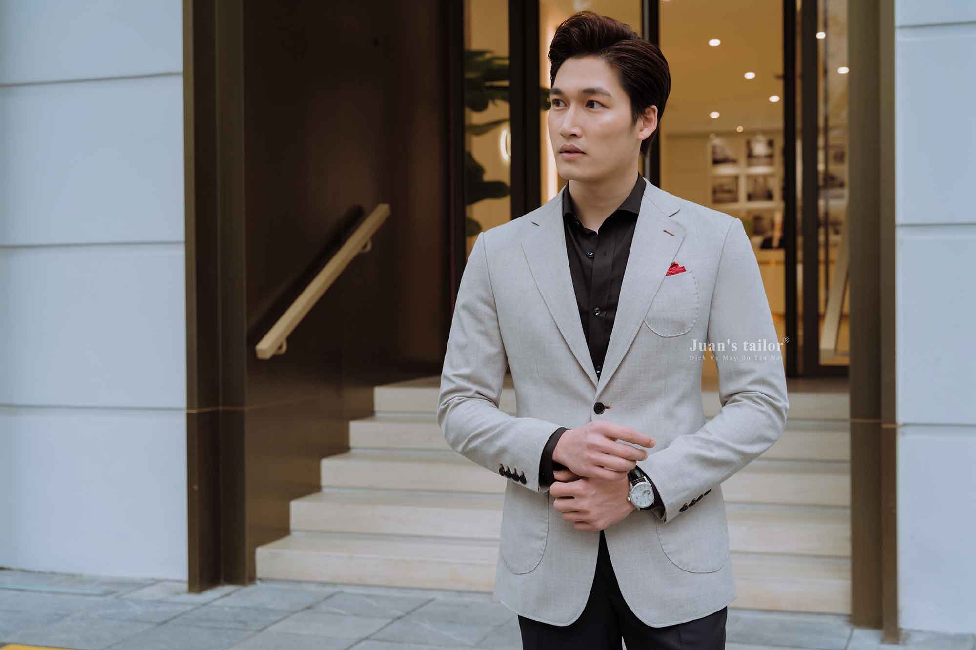 Kết hợp vest mặc mùa hè với các phụ kiện phù hợp, giúp tôn dáng