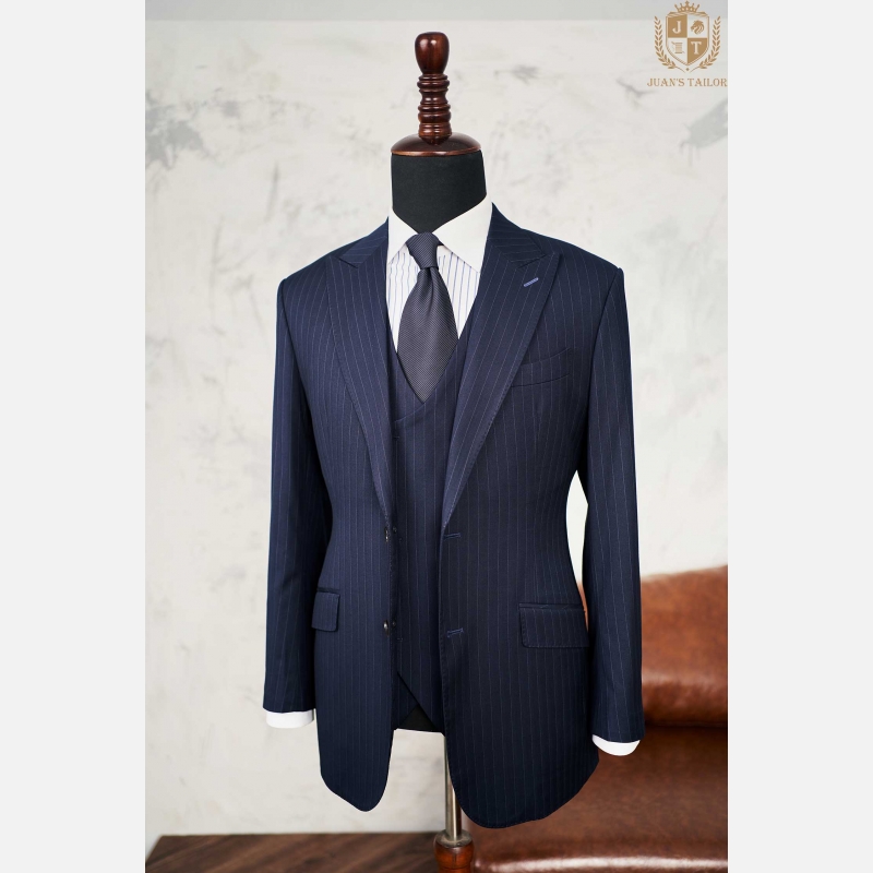 Có nhiều gam màu sắc sử dụng với vest nam hàng hiệu 