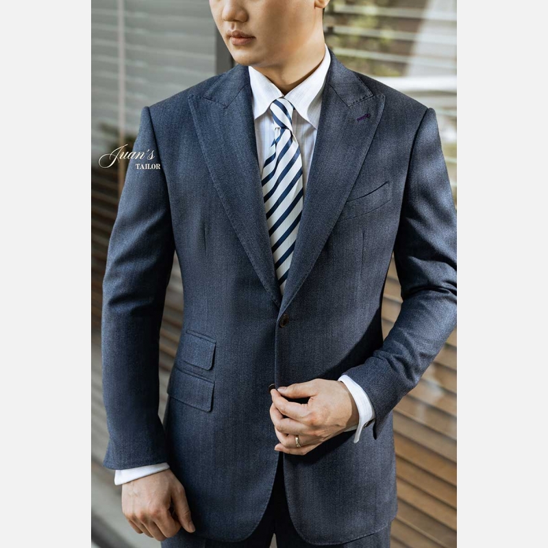 Trang phục kết hợp với vest xanh đen cần có sự trau chuốt, thống nhất