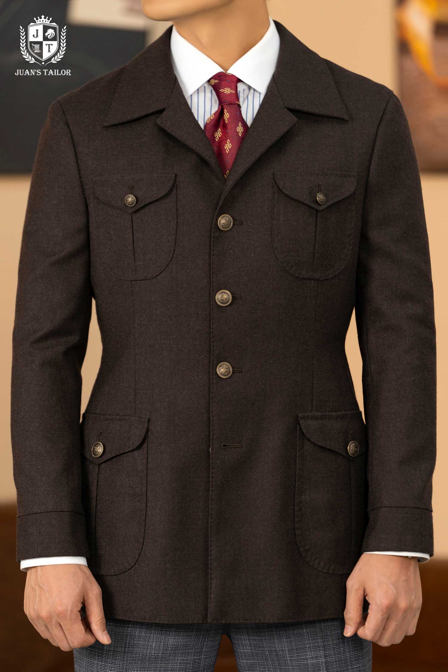 Cúc kim loại thường xuất hiện trên các bộ Suit hoặc Blazer