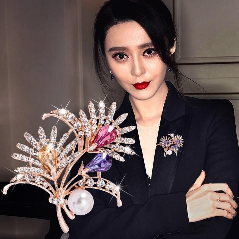 Ghim cài của hãng Jewelry với thiết kế phong cách đa dạng