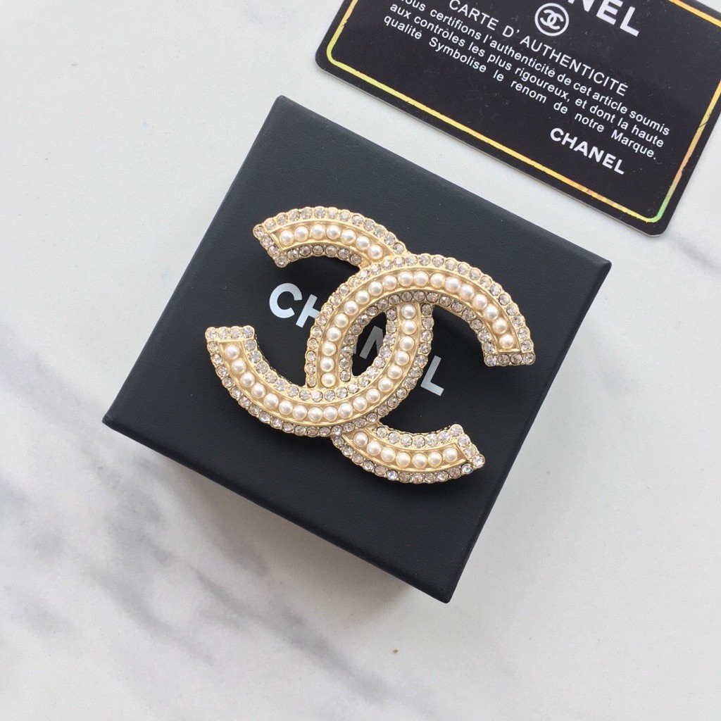 Ghim cài Chanel mang đậm phong cách cổ điển