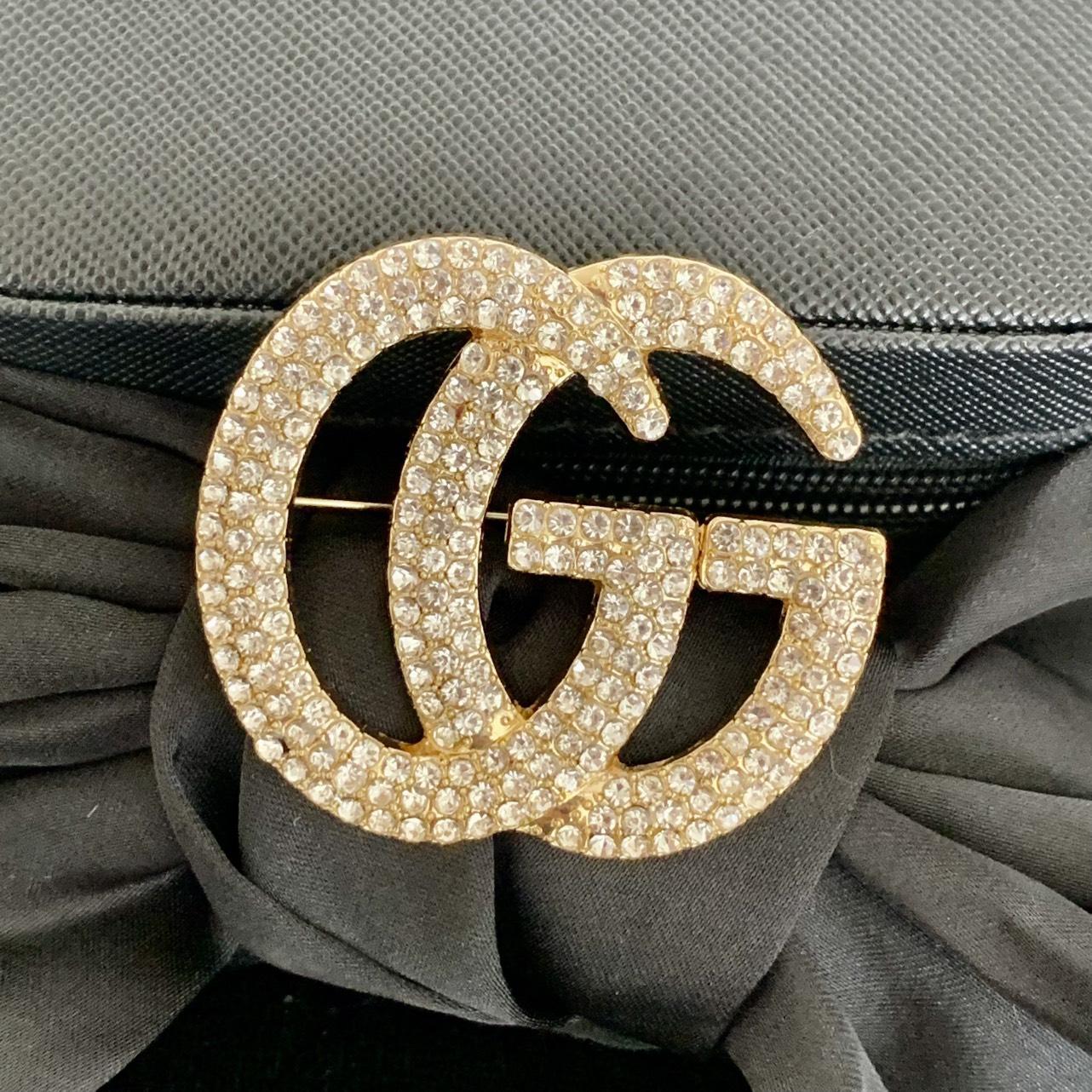 Ghim cài áo Gucci trẻ trung và năng động