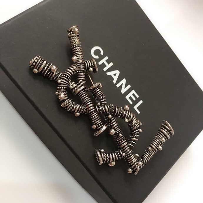 Phụ kiện cài áo hãng YSL thanh lịch