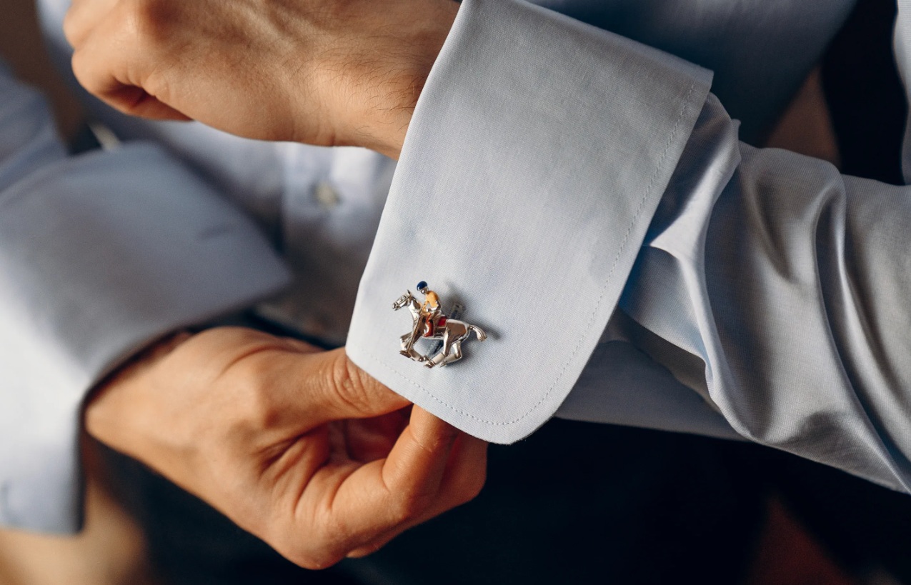 Khuy măng sét giúp cố định ở 2 bên cổ tay áo