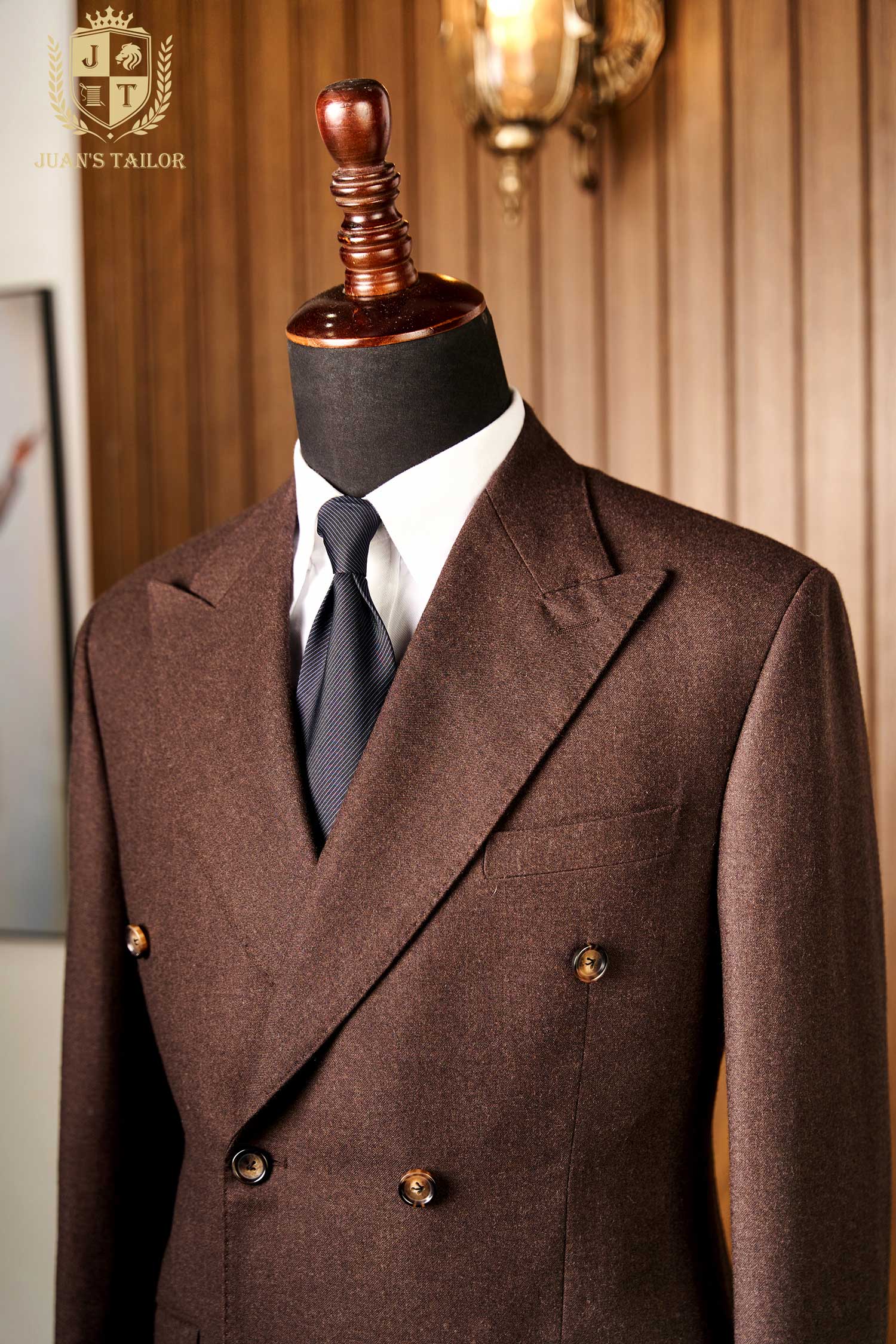 Suit 4 cúc mang đậm phong cách thời trang riêng của người mặc